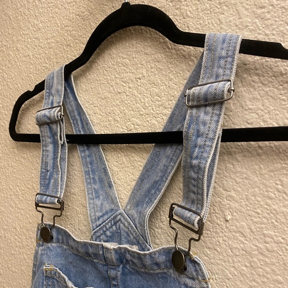 TIMELESS SMILE DISTRESSED MEDIUM WASH DENIM OVERALL SHORTS - Size Large - Picture 4 of 10